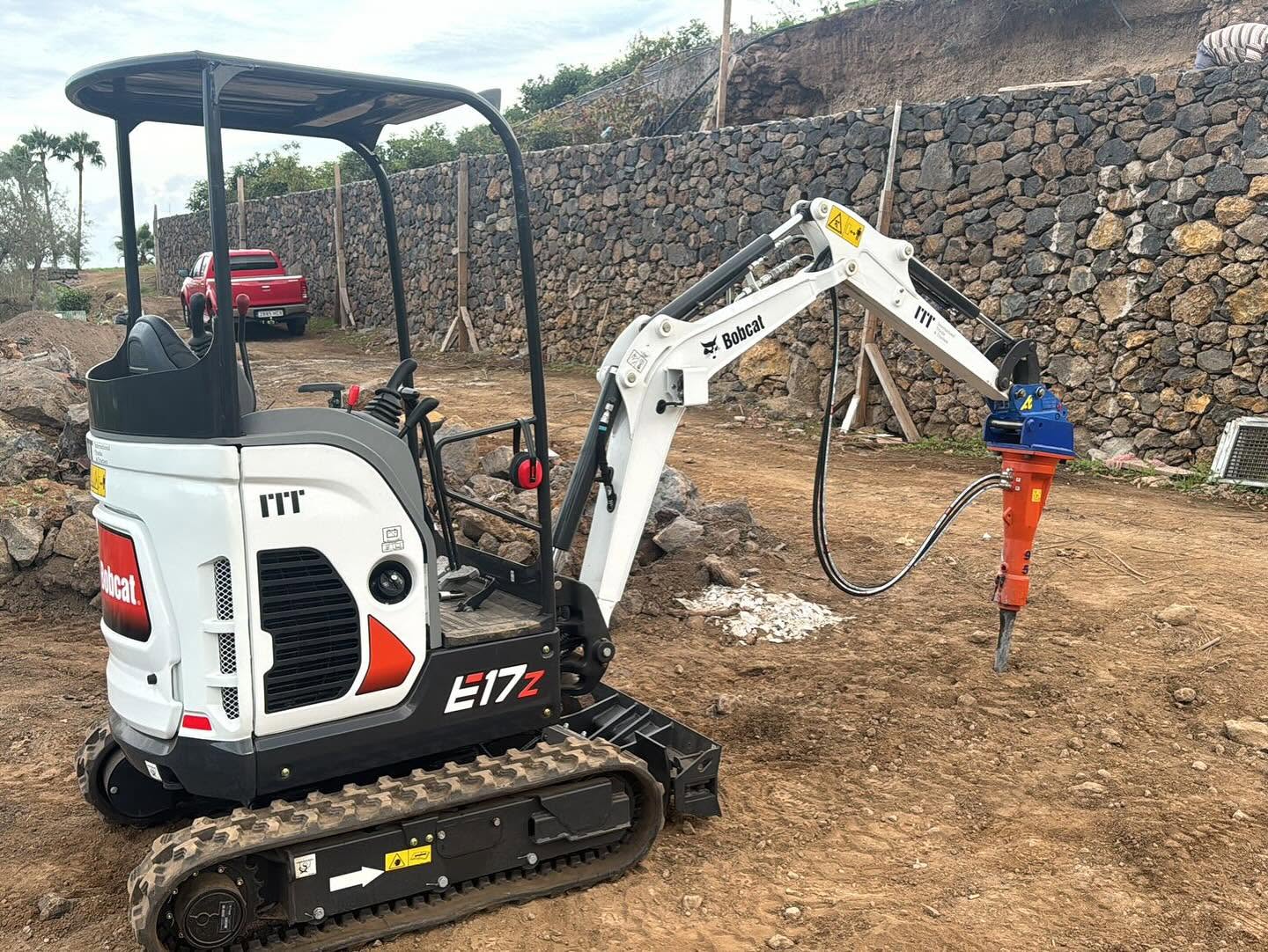 Mini excavadora realizando trabajos de excavación
